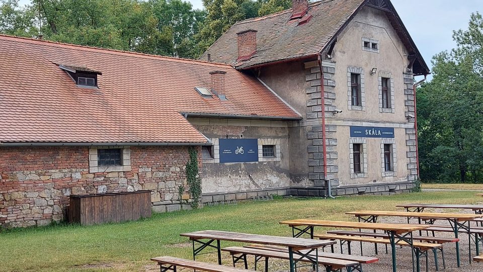 Cyklisté se mohou v areálu ubytovat, dobít kola a využít dalších služeb | foto: Jolana Nováková, Český rozhlas Cyklisté se mohou v areálu ubytovat, dobít kola a využít dalších služeb