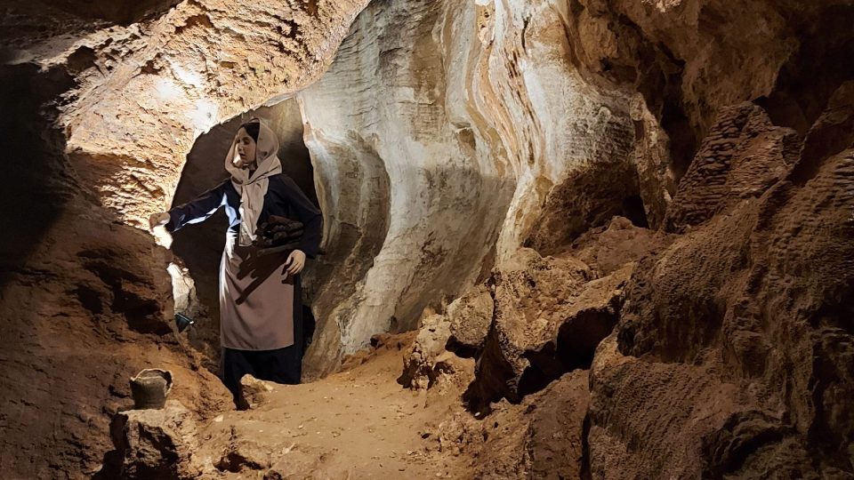 V Koněpruských jeskyních byla objevena i penězokazecká dílna z 15. století. Její částečná replika je ve svrchním patře