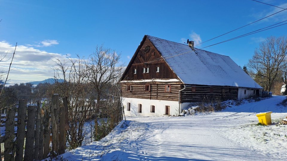 V první polovině dvacátého století býval Mukařov bohatý. Dokládají to krásná velká stavení, která se dodnes dochovala