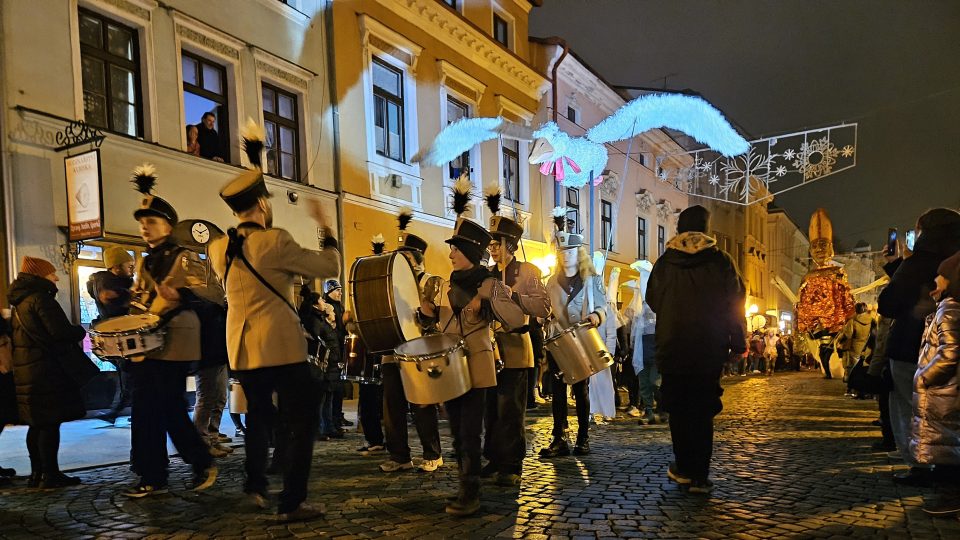 Tradičního průvodu se letos účastnily i nové postavy, včetně obrněných vojáků