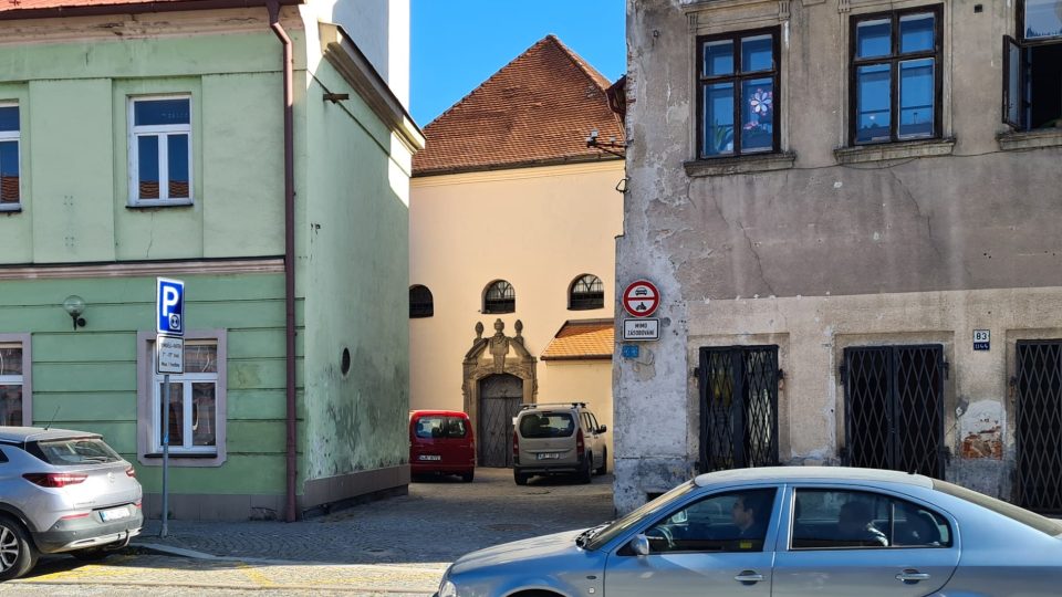 Stará synagoga ve Velkém Meziříčí je nedaleko té nové