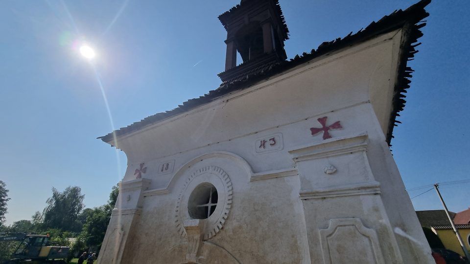 Kaple v Křídlech stojí u rušné silnice