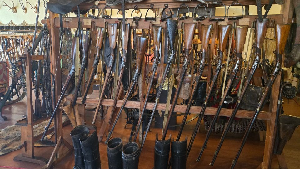 Úctyhodnou sbírku loveckých zbraní a výstroje najdete v Loveckém sále | foto: Vladislava Wildová, Český rozhlas Úctyhodnou sbírku loveckých zbraní a výstroje najdete v Loveckém sále
