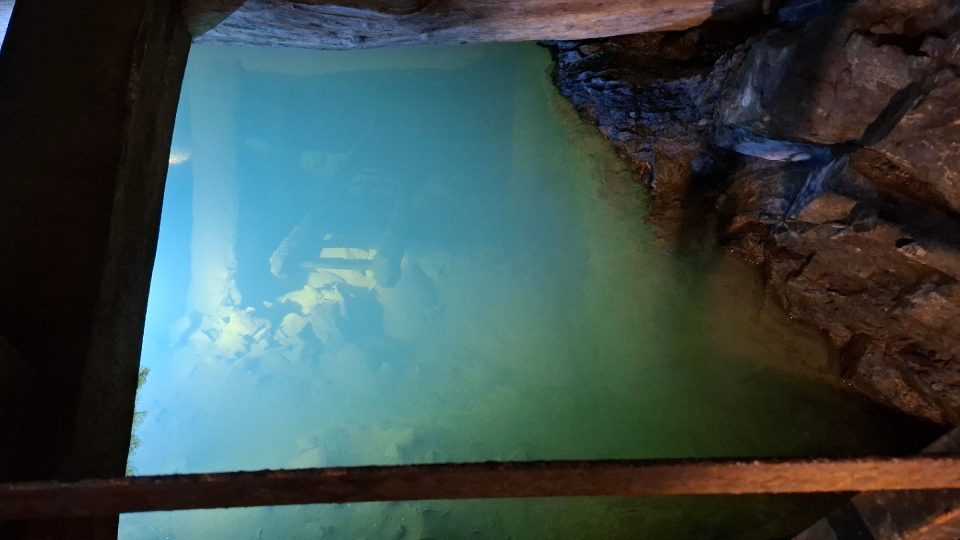 Je tu i několik zatopených původních hloubení. Jde o pozůstatky pokusů, jestli by ve větší hloubce nebylo víc zlata | foto: Markéta Vejvodová, Český rozhlas Je tu i několik zatopených původních hloubení. Jde o pozůstatky pokusů, jestli by ve větší hloubce nebylo víc zlata