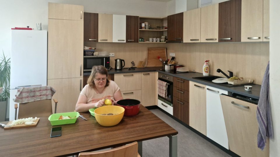 V chráněném bydlení si klienti sami vaří
