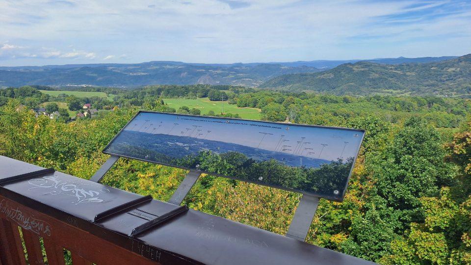 Na vyhlídce jsou k dispozici panoramatické fotografie s popsanými cíli | foto: Eva Bucharová, Český rozhlas Na vyhlídce jsou k dispozici panoramatické fotografie s popsanými cíli