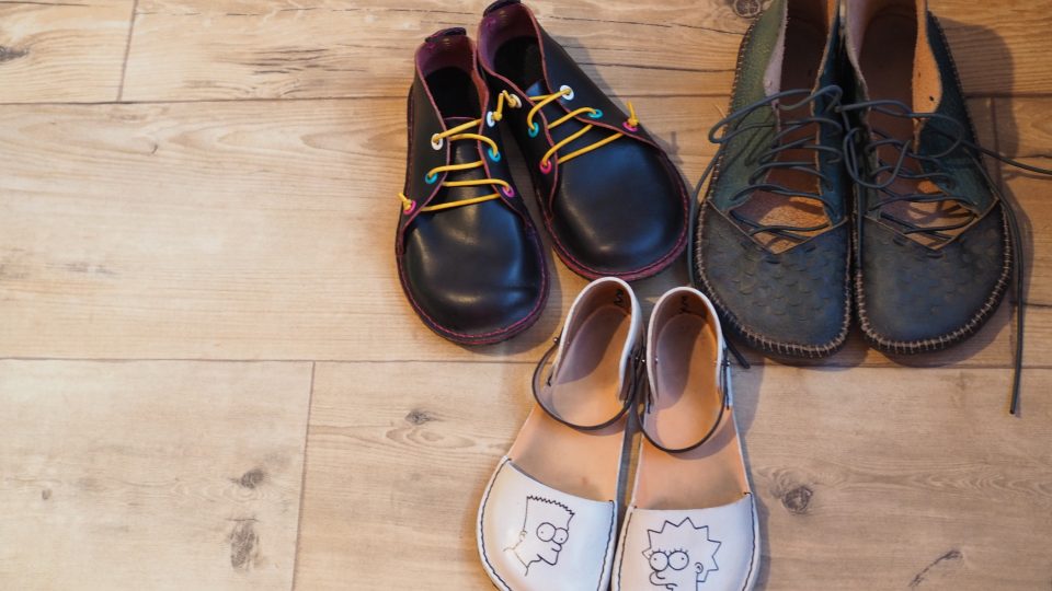 Martina Šulcová doma šije barefoot boty