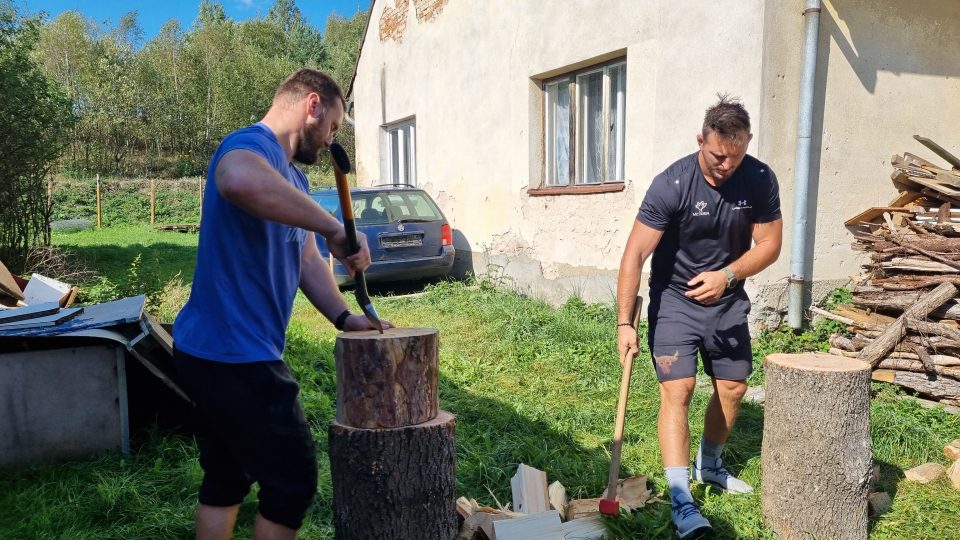 Dobrovolníci můžou dříví štípat nebo přispět na jeho nákup