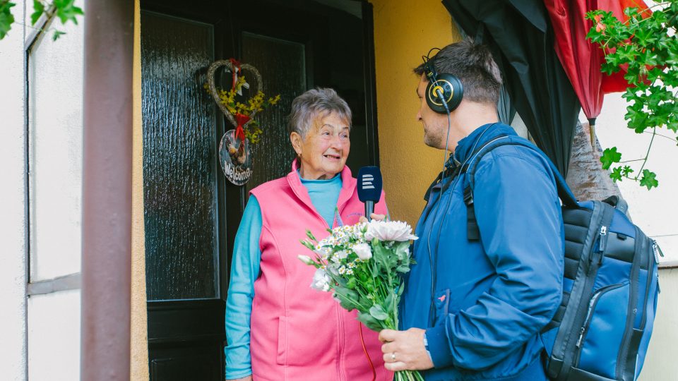 Stanislava Stehlíková vítá Patrika Rozehnala, který ji přinesl kytici