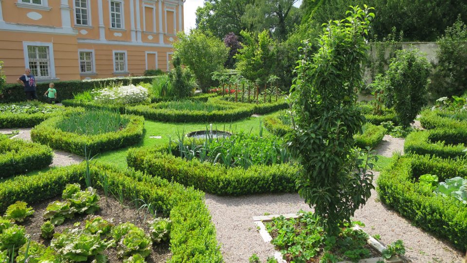 Zeleninová zahrada na zadním nádvoří zámku