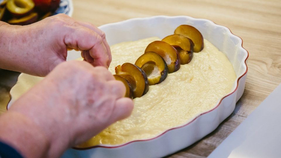 Švestky můžeme v koláči nahradit jiným sezónním ovocem