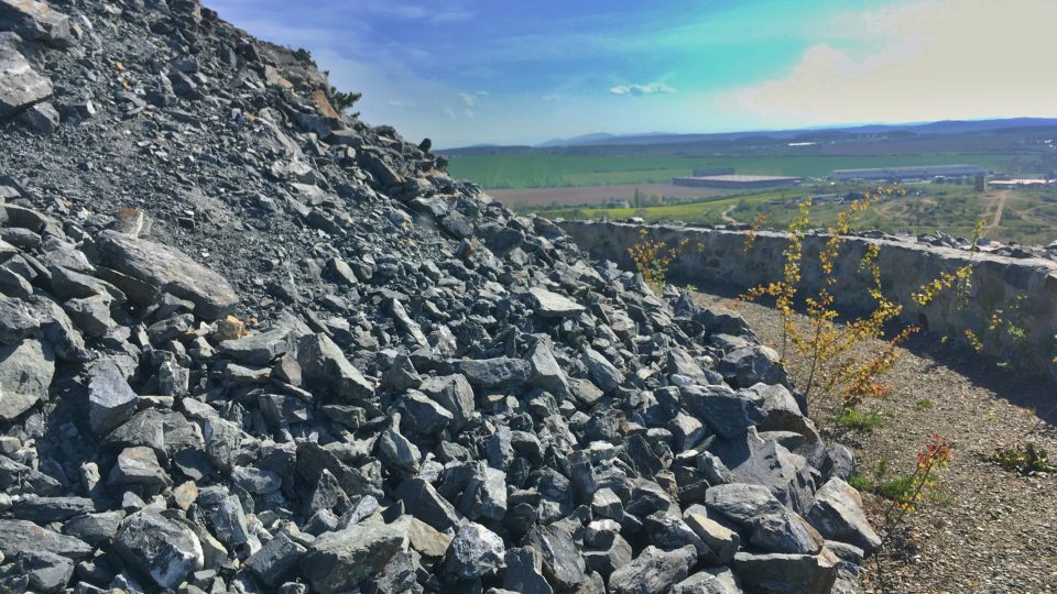 Povrchovou úpravu tvoří místní šedý kámen
