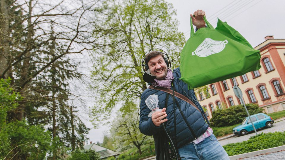 Moderátor Patrik Rozehnal s taškou s logem Pochoutkového roku zvesela míří za paní Boháčovou