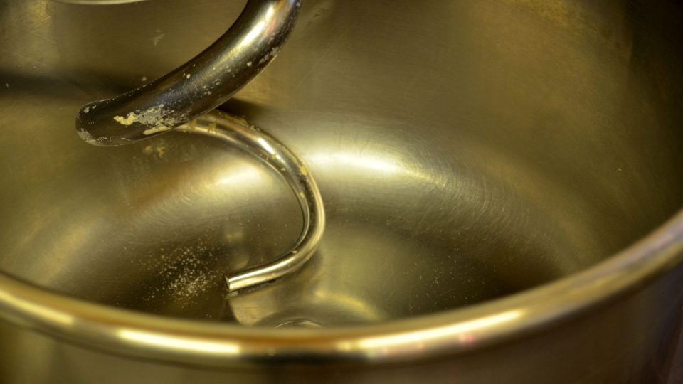 Těsto se připravuje v díži