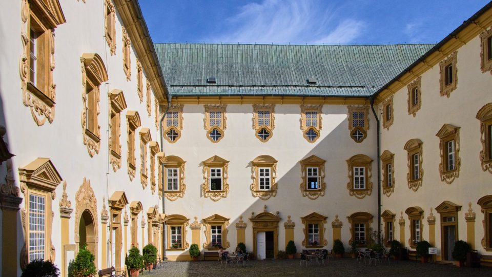 Zámecké nádvoří s bohatými štuky