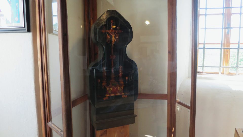 Hradní nádvořů spojuje dřevěná lávka s parkem a arboretem Hamzovy léčebny