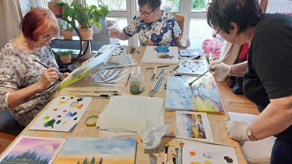 Seniorky z Polné na Jihlavsku se rozhodly, že se naučí malovat