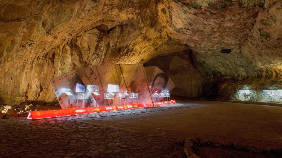 Expozice v jeskyni zvané Kůlna