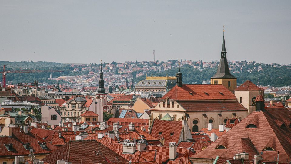 Pohled ke kostelu sv. Jiljí na Starém Městě, za ním budova Národního divadla od architektů Josefa Zítka a Josefa Schulze. V pozadí Malvazinky a Bertramka na druhém břehu Vltavy