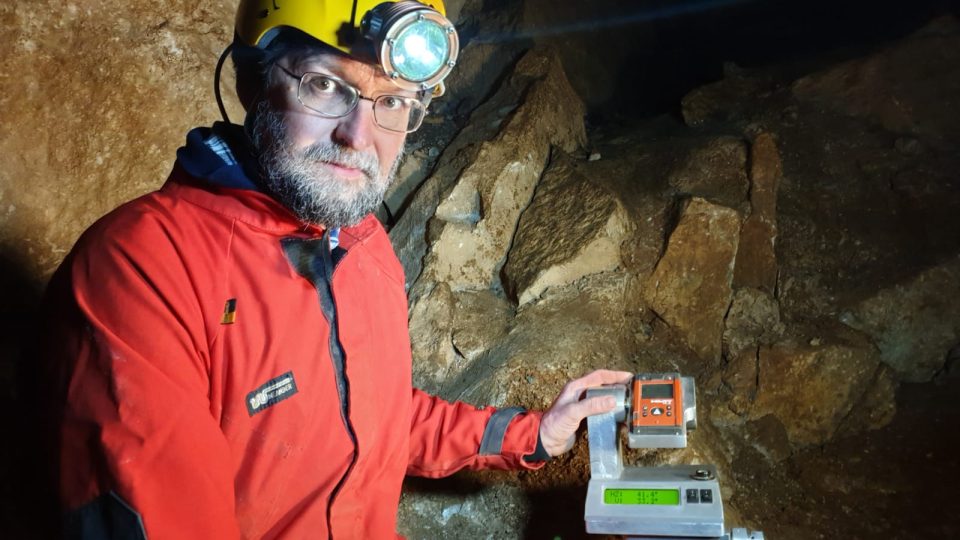Speleologové při mapování zatopené části Chýnovské jeskyně