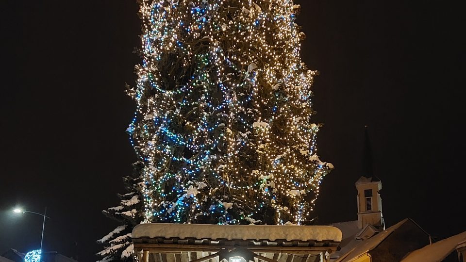 Vánoční strom s betlémem v Žirovnici