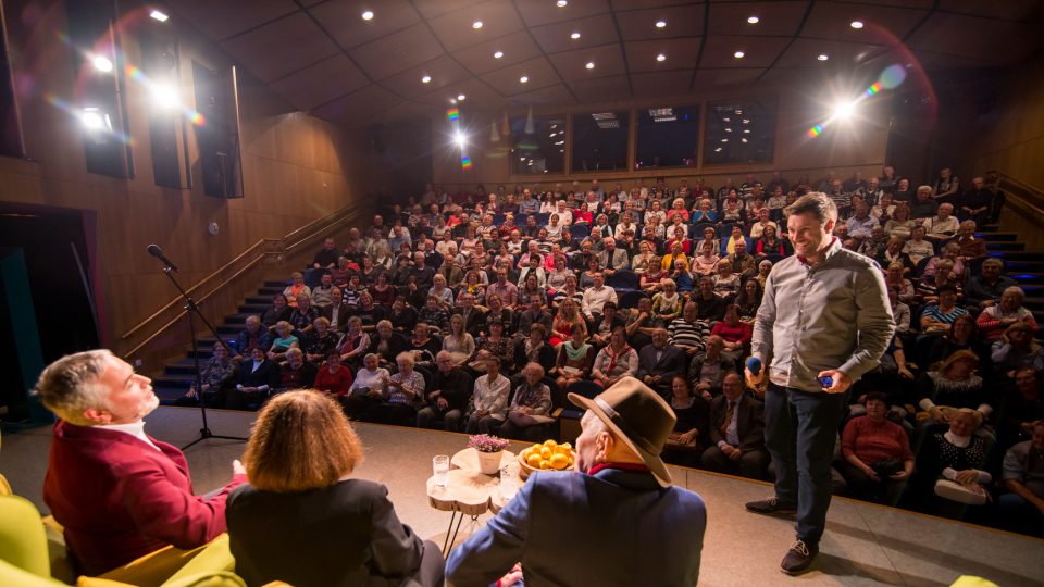 Účastníci s diváky na Humoriádě na cestách v Brně