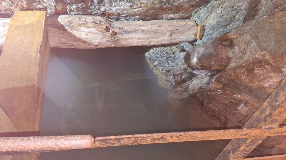 Zatopené důlní výdřevy včetně žebříků se ve vodě zakonzervovaly a jsou staré minimálně 300 let | foto: Markéta Vejvodová, Český rozhlas Zatopené důlní výdřevy včetně žebříků se ve vodě zakonzervovaly a jsou staré minimálně 300 let