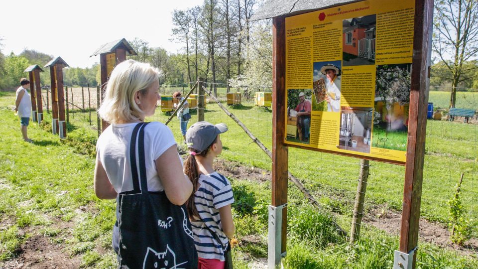 Včelí naučná stezka láká k zastavení lidi z okolí