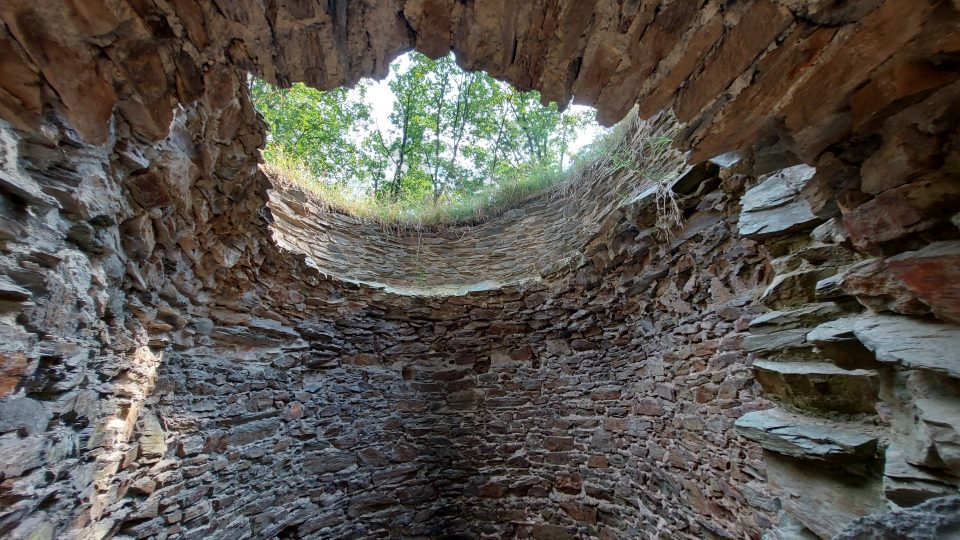 Zakonzervovaná část opevnění předhradí Cimburku