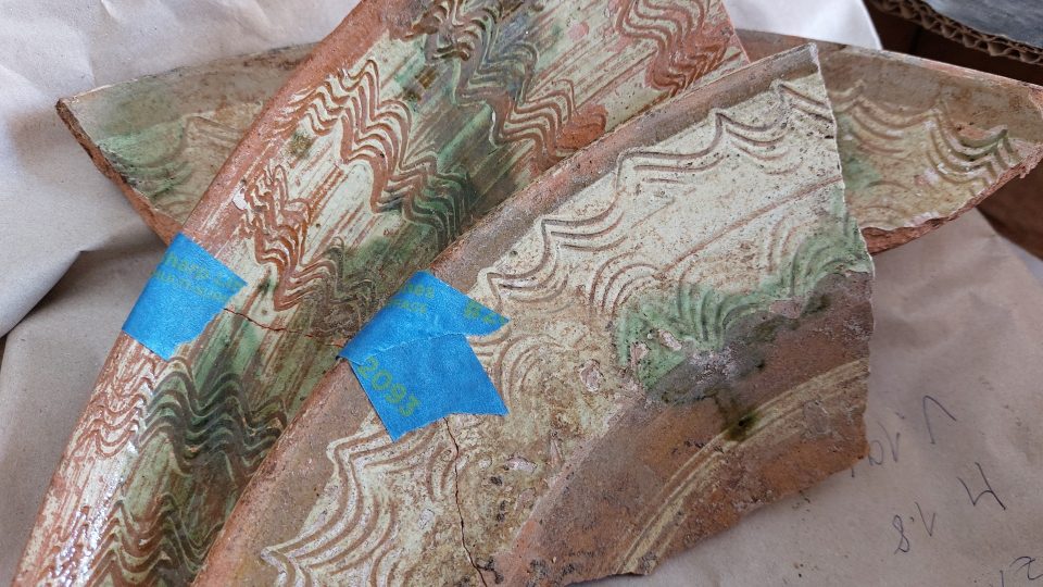 Keramický střep objevený ve studni zámku v Červené Řečici