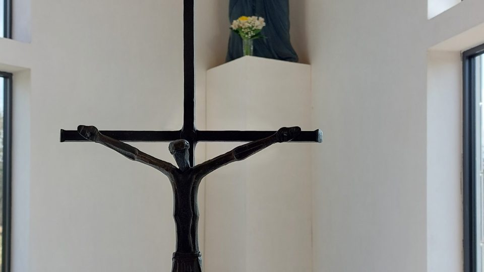 Kostel je zasvěcený Panně Marii Karmelské, a její socha také stojí za oltářem