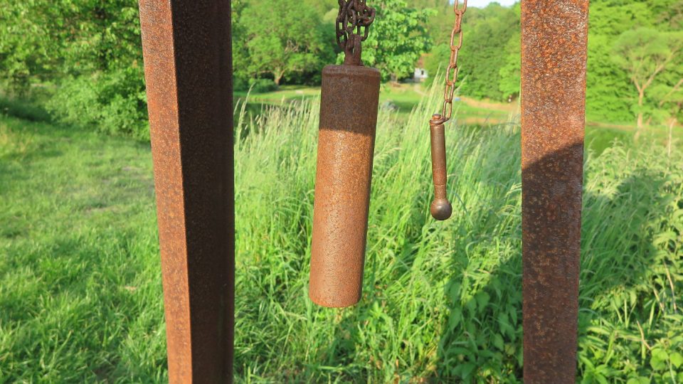 Zvon nahrazuje kovový válec, do kterého uhodíte železnou tyčí