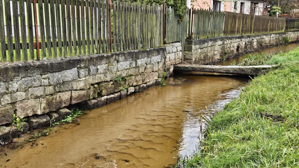 V posledních devíti měsících se potok dvakrát vylil z břehů