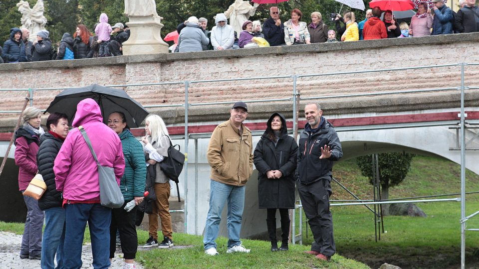 Stovky lidí na mostě, pod mostem, v lodích, ve vodě, na břehu i v oknech školy, tak bude vypadat společná fotografie obyvatel Náměště nad Oslavou