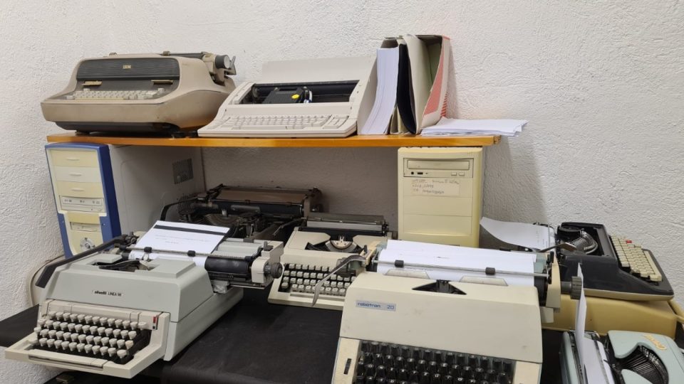 Expozice staré elektroniky v bývalém krytu žďárské průmyslovky