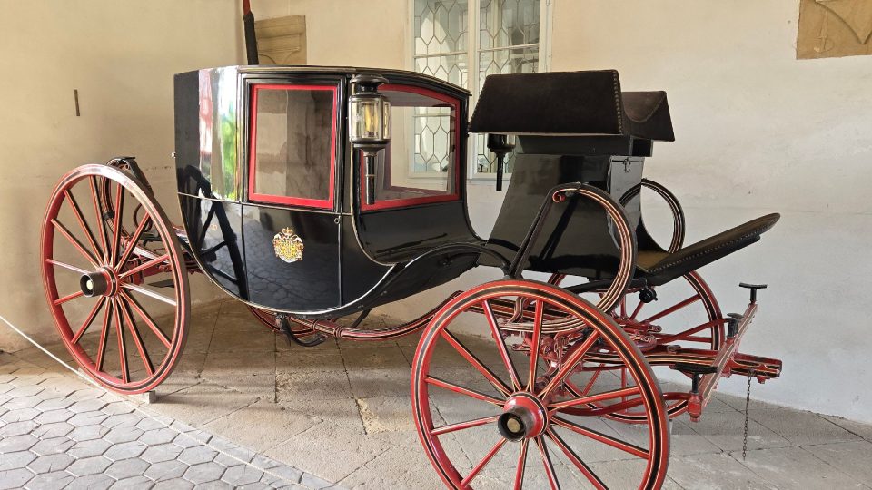 Kočár stojící v průjezdu opočenskho zámku si zahrál v pohádce Nesmrtelná teta | foto: Vladislava Wildová, Český rozhlas Kočár stojící v průjezdu opočenskho zámku si zahrál v pohádce Nesmrtelná teta