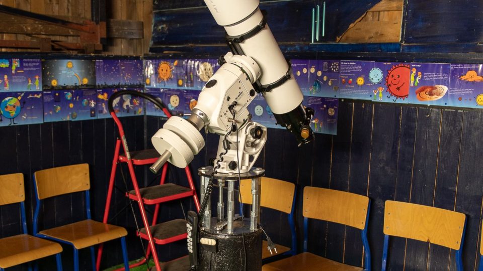 Dalekohled v místní observatoři | foto: Michal Okleštěk Dalekohled v místní observatoři