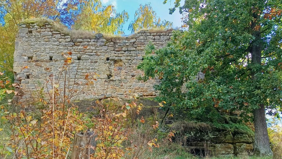 Pohled na zdi paláce z nádvoří