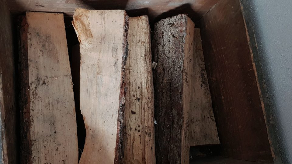 Nejlepší dřevo na topení je tvrdé a suché
