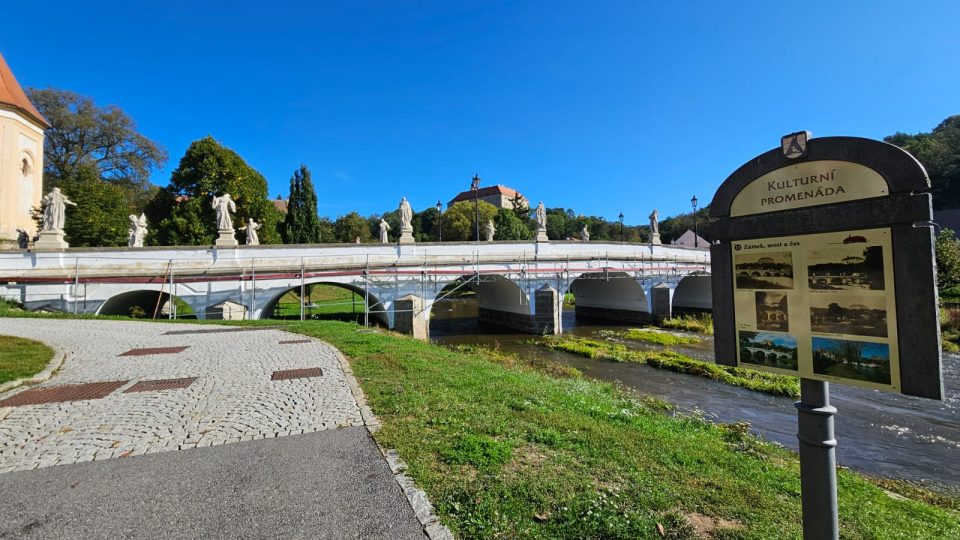 Barokní most v Náměšti nad Oslavou po třech letech znovu skrylo lešení