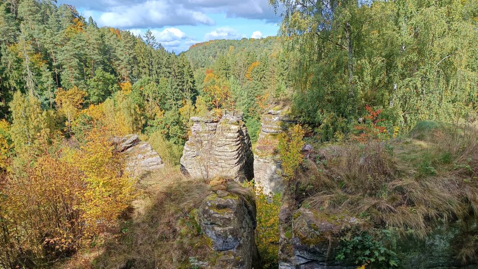 Hrádek se rozprostíral i na těchto skalách