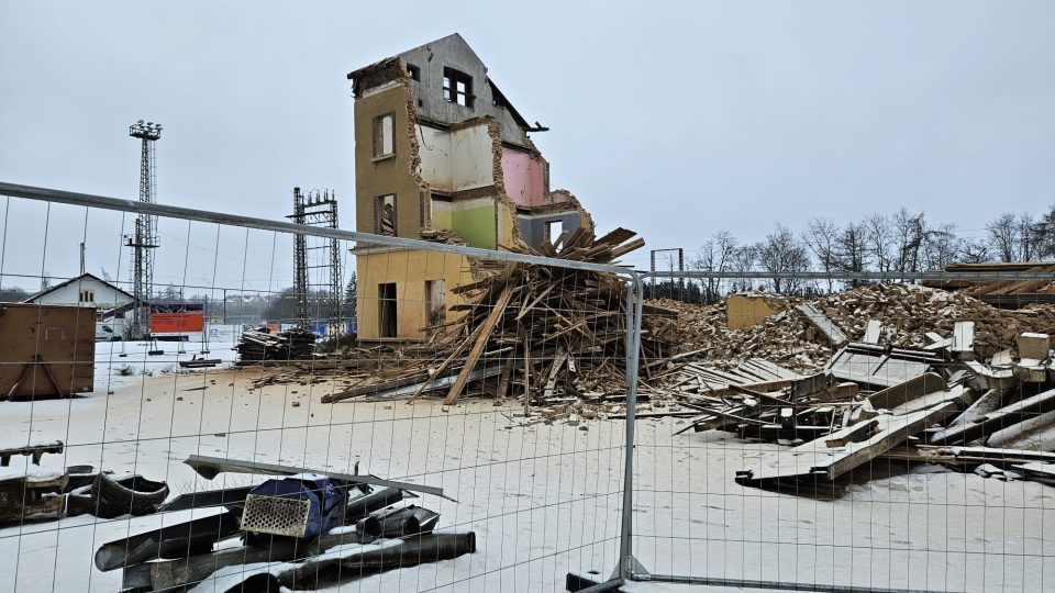 V rámci demolice se odstraní i základová část, včetně bývalého krytu civilní ochrany, který bude zasypán.