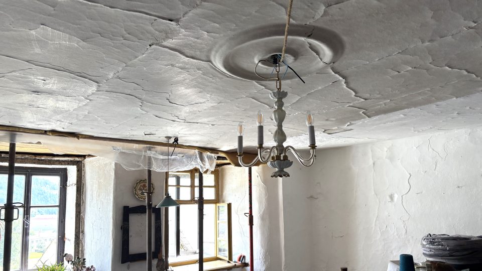 Odsvěcený kostel svatého Matouše v Jimramově opravuje a zabydluje Jakub Orel Tomáš s rodinou