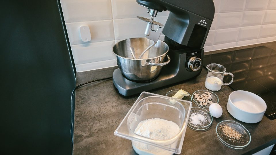 Připravíme si ingredience na těsto | foto: Jana Volková Připravíme si ingredience na těsto