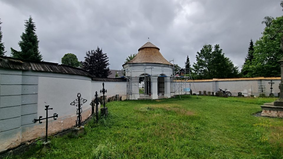 Santiniho Dolní hřbitov ve Žďáře nad Sázavou byl původně postavený jako morový