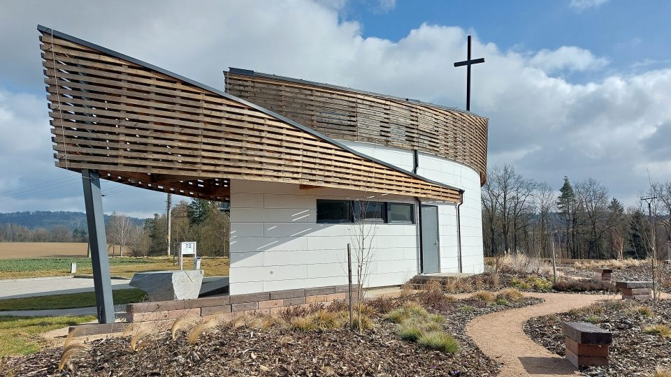Sázavští katolíci mají kostel ve tvaru lodě s patnáctimetrovým křížem na přídi