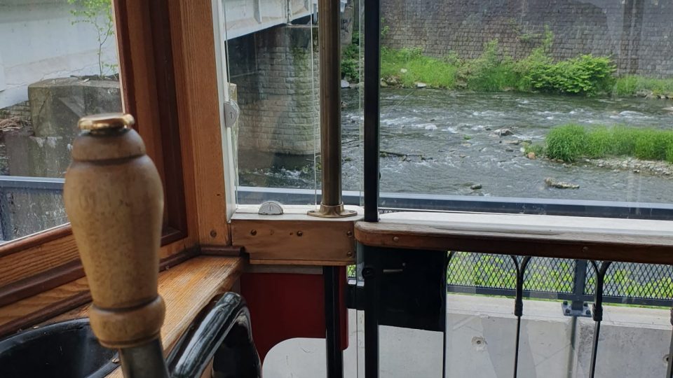 Výhled z tramvaje směrem k českotěšínské kavárně Avion | foto: Petra Štrymplová, Český rozhlas Výhled z tramvaje směrem k českotěšínské kavárně Avion