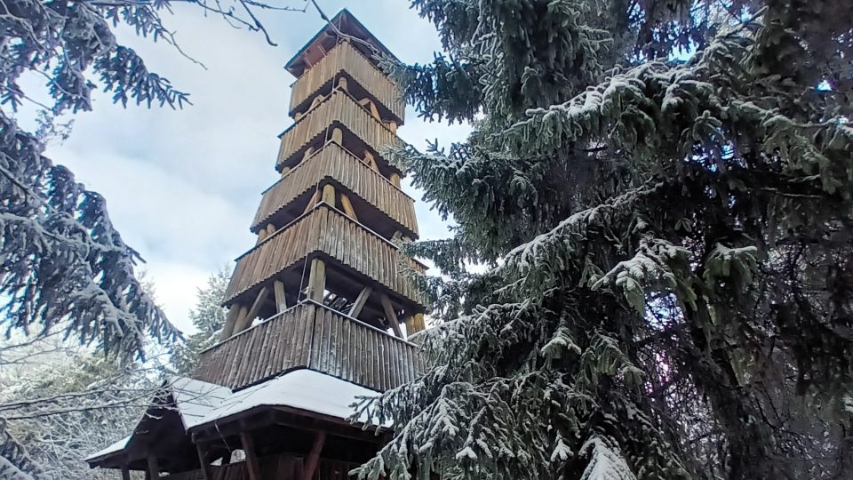 Rozhledna je vysoká 22 metrů