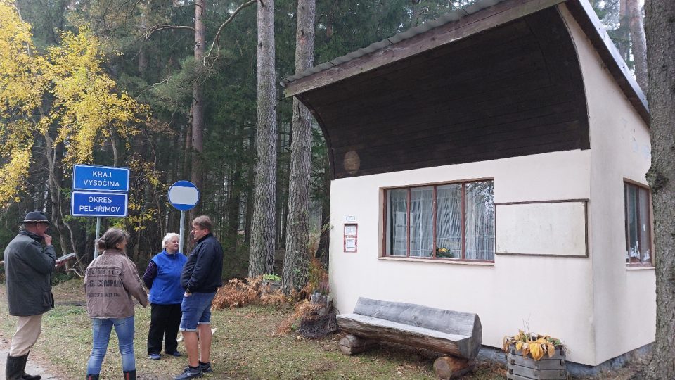 Autobusová zastávka u Svaté Anny je zároveň knihovnou