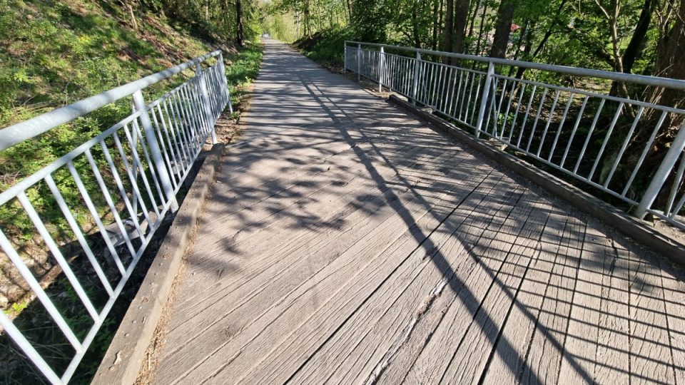 Přibyslavské technické služby pravidelně opravují i mosty na stezce